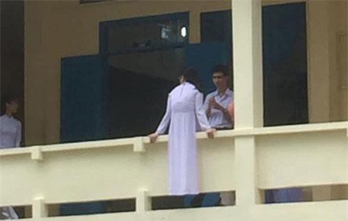 Thi gan với tử thần, nữ sinh vô tư ngồi quay lưng ngoài lan can lớp học ở tầng 1 khiến cư dân mạng thót tim