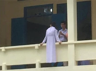 Thi gan với tử thần, nữ sinh vô tư ngồi quay lưng ngoài lan can lớp học ở tầng 1 khiến cư dân mạng thót tim