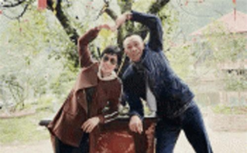 Hình ảnh đời thường giản dị nhưng tình cảm của MC Lại Văn Sâm và vợ