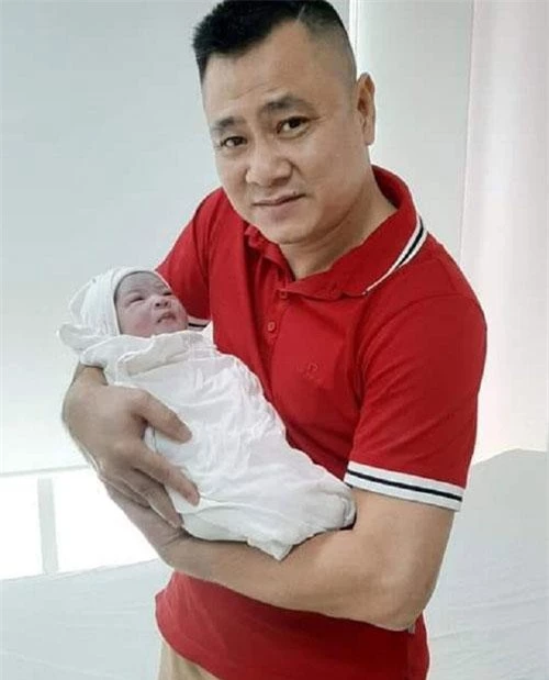 Minh Nguyệt - vợ của NSND Tự Long vừa sinh con thứ 2 cách đây 1 tuần. Đông đảo bạn bè, người hâm mộ gửi lời chúc mừng tới Táo Giao thông.