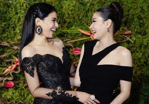 Trương Thị May cùng diện đầm đen đọ dáng với "đàn chị" Hà Kiều Anh