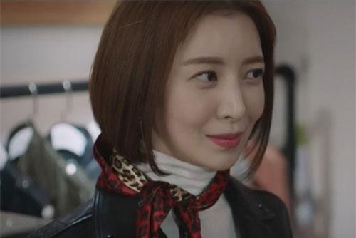 Đạp tung cửa phòng ngủ thấy chồng ôm ấp gái lạ, nhưng biết danh tính tôi lại bật cười trong sự ngỡ ngàng của cả 2