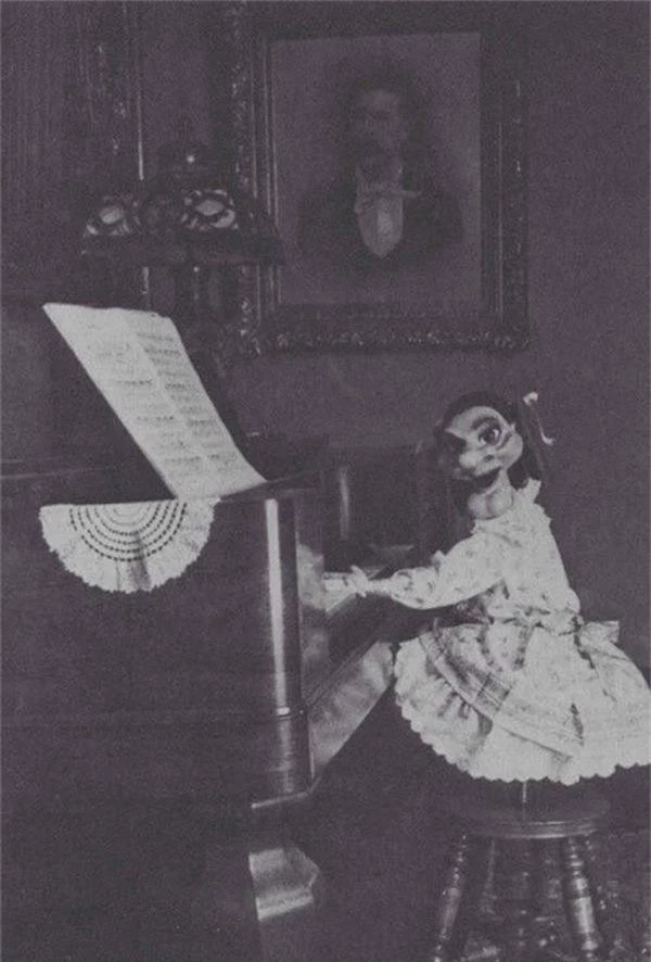 Bức ảnh con rối chơi piano khiến nhiều người giật mình vì quá đáng sợ.