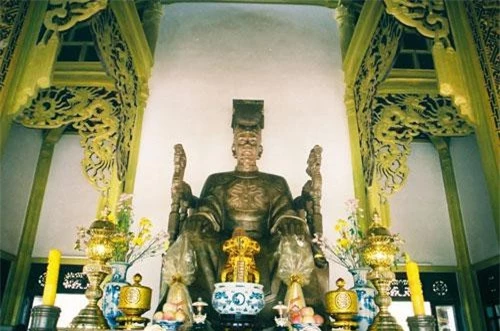 Tượng vua Trần Nhân Tông trong đền thờ Trần Nhân Tông tại Huế. Nguồn: Giacngo.vn.
