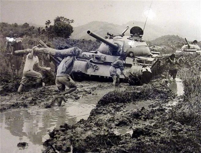 Hoa luc xe tang T-62 va T-54/55 Viet Nam khac nhau ra sao?-Hinh-7