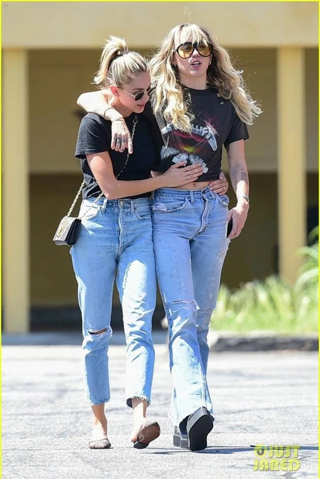 Miley Cyrus và bạn gái tin đồn vô tư khoác vai nhau dạo phố, vòng eo sexy của Miley nổi bật nhất khung hình - Ảnh 2.
