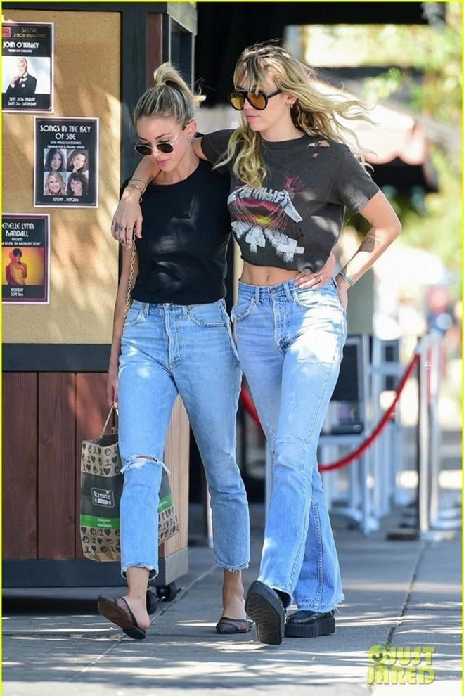 Miley Cyrus và bạn gái tin đồn vô tư khoác vai nhau dạo phố, vòng eo sexy của Miley nổi bật nhất khung hình - Ảnh 4.