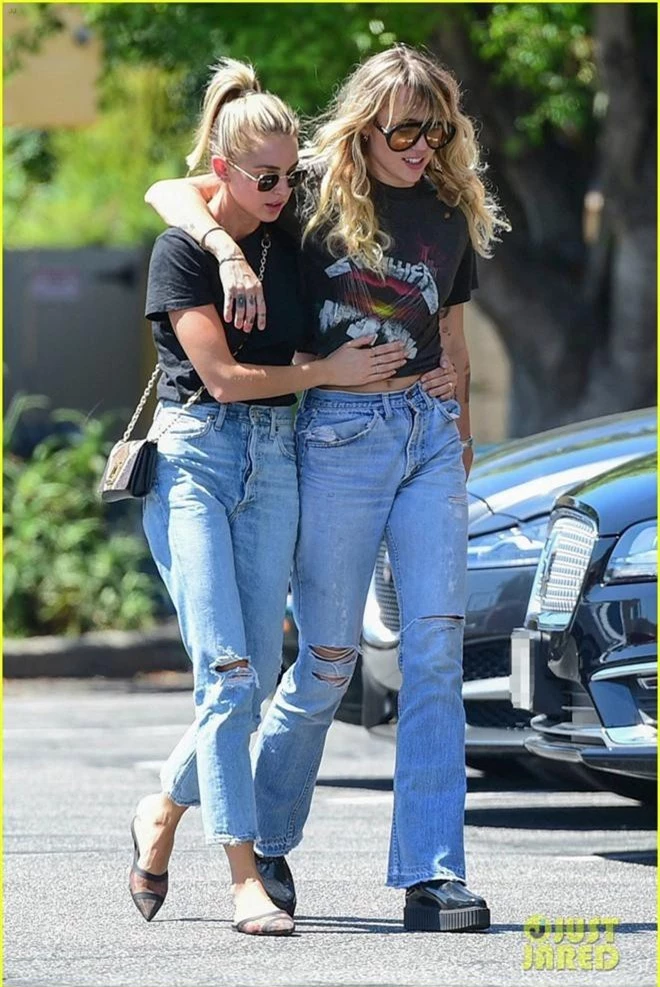 Miley Cyrus và bạn gái tin đồn vô tư khoác vai nhau dạo phố, vòng eo sexy của Miley nổi bật nhất khung hình - Ảnh 5.