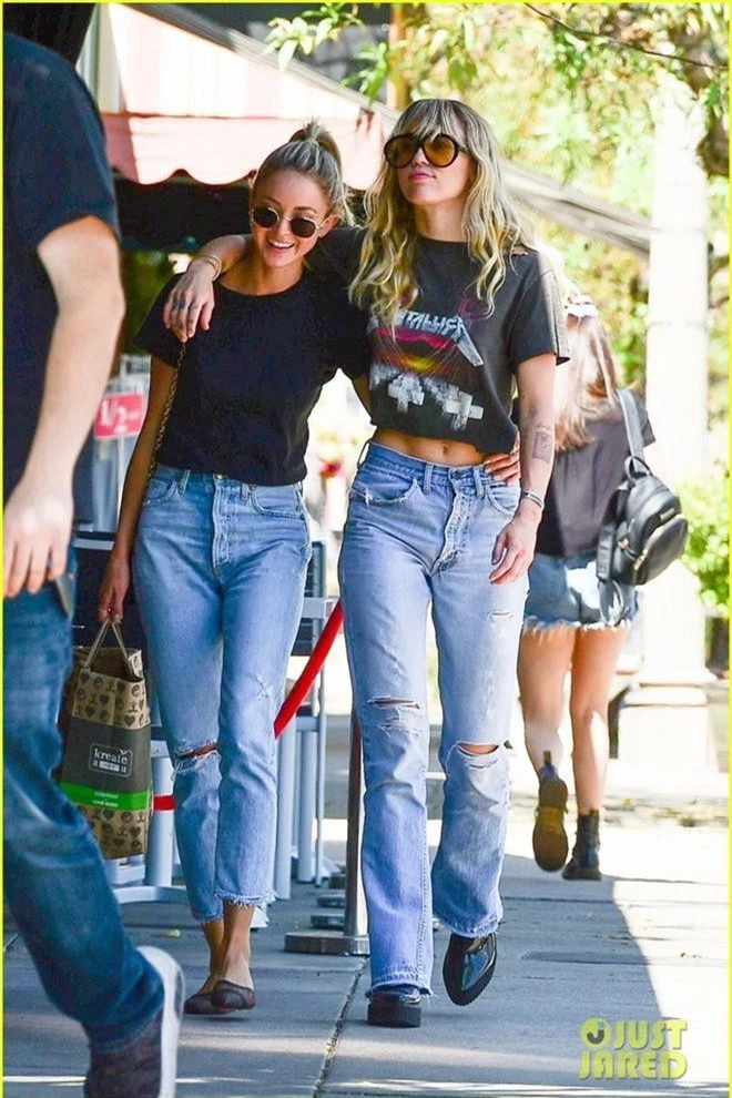 Miley Cyrus và bạn gái tin đồn vô tư khoác vai nhau dạo phố, vòng eo sexy của Miley nổi bật nhất khung hình - Ảnh 6.
