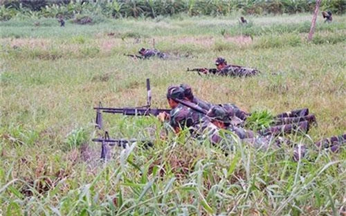 Bộ đội địa phương Bến Tre sử dụng súng máy M60 trong diễn tập khu vực phòng thủ huyện Ba Tri, tháng 8/2019