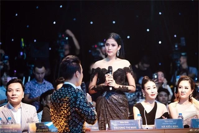 Trương Thị May cùng diện đầm đen đọ dáng với đàn chị Hà Kiều Anh - Ảnh 6.
