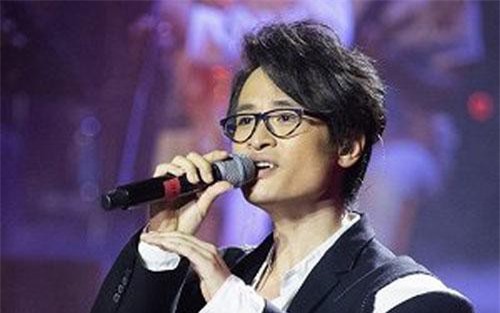 Hà Anh Tuấn xin phép hàng nghìn khán giả làm điều đặc biệt trong đêm nhạc ‘Truyện ngắn’