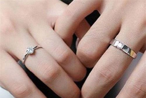 Đeo nhẫn kiểu này lật ngược tình thế đang nghèo hóa giàu trong chớp mắt