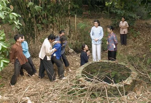 Tiếng gào khóc thảm thương vang lên khiến khán giả rợn người.