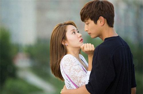 Diễn vai gái ngoan về ra mắt nhà trai, cô nàng cắm đầu bỏ chạy vì gặp “người quen cũ”