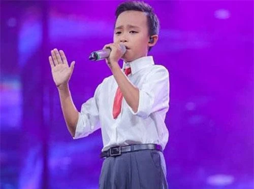 Hồ Văn Cường sinh ra trong một gia đình khá khó khăn ở Tiền Giang. Năm lớp 6, cậu lên TP.HCM thi "Vietnam Idol Kids" và giành ngôi vị quán quân. Kể từ đó, cuộc sống của Hồ Văn Cường có rất nhiều thay đổi. 