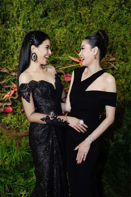 "Chị em" Hoa hậu và Á hậu cùng xuất hiện trong vai trò giám khảo chung kết cuộc thi Mister Vietnam 2019 diễn ra tối 14/9 tại Vũng Tàu.