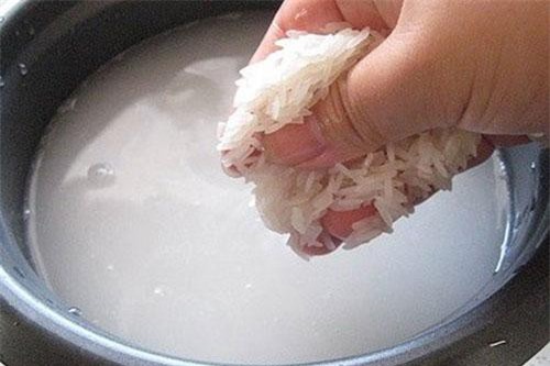 Vo gạo trực tiếp bằng ruột nồi cơm điện - thói quen tai hại mà 99% các bà nội trợ đều mắc phải