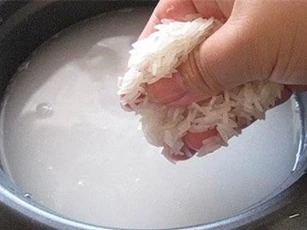 Vo gạo trực tiếp bằng ruột nồi cơm điện - thói quen tai hại mà 99% các bà nội trợ đều mắc phải