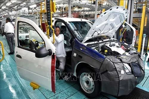 Công nhân lắp ráp ô tô trong nhà máy sản xuất ôtô của Nissan tại Nam Phi. Nissan vừa đầu tư bổ xung hơn 200 triệu USD vào quốc gia này để xây dựng nhà máy chuyên sản xuất mẫu xe bán tải Navara tại ngoại ô thủ đô Pretoria. Ảnh: Phi Hùng/TTXVN