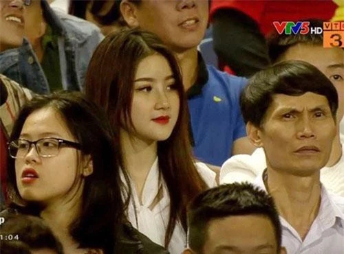 Hương từng gây bão mạng với bức ảnh ngồi trên khán đài theo dõi trận đấu Việt Nam gặp Thái Lan hồi 26/3 vừa qua.