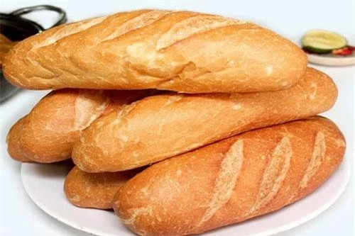 Bánh mì: Khi để trong tủ, bánh mì sẽ hút không khí lạnh trong tủ, hoặc sẽ bị ỉu và thay đổi mùi vị, hoặc sẽ bị khô, cứng lại. Cách bảo quản bánh mì tốt nhất là để trong một chiếc túi có lỗ thoát khí ở không gian phòng bình thường sẽ được lâu hơn bảo quản trong tủ lạnh.