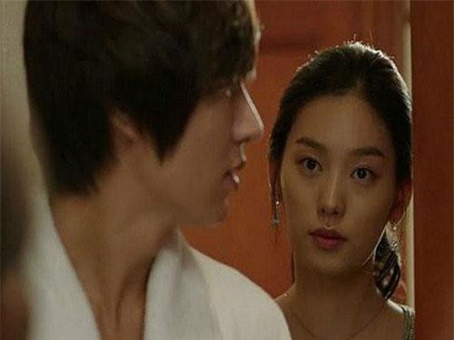 Biết chồng và bồ vào nhà nghỉ vợ cay cú tung đòn thâm hiểm