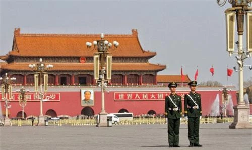 Binh sĩ Trung Quốc đứng gác tại Quảng trường Thiên An Môn.
