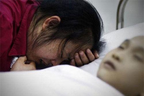 Cậu bé 9 tuổi bị ung thư ruột, bác sĩ cảnh báo 2 loại thực phẩm cả người lớn và trẻ nhỏ đều không nên ăn