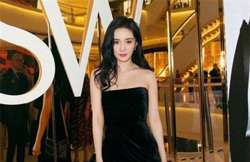 Giữa hàng loạt ồn ào, Dương Mịch vẫn rạng rỡ, tự tin khoe dáng body nuột nà "đốt mắt"