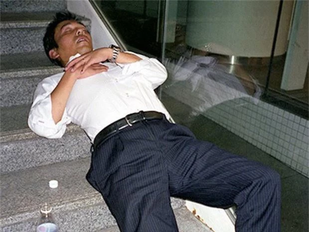  Chùm ảnh về các doanh nhân ngủ trên đường phố mô tả chân thực về văn hóa làm việc khắc nghiệt nhất thế giới của Nhật Bản - Ảnh 10.