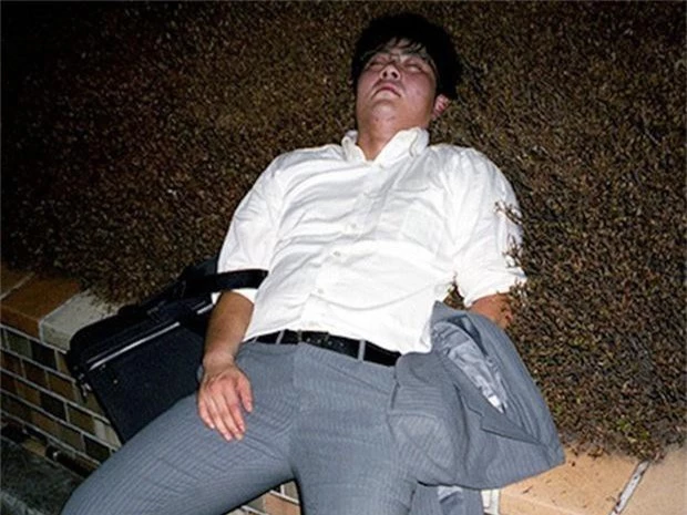 Chùm ảnh về các doanh nhân ngủ trên đường phố mô tả chân thực về văn hóa làm việc khắc nghiệt nhất thế giới của Nhật Bản - Ảnh 13.