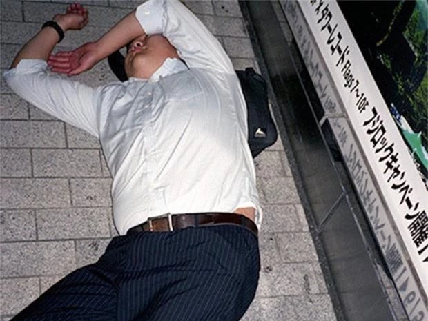  Chùm ảnh về các doanh nhân ngủ trên đường phố mô tả chân thực về văn hóa làm việc khắc nghiệt nhất thế giới của Nhật Bản - Ảnh 25.
