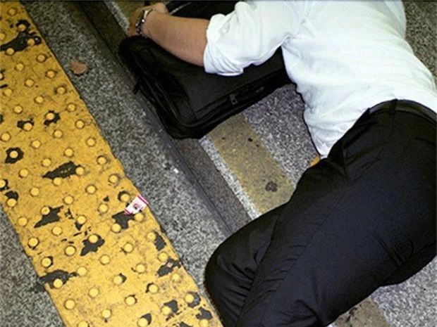  Chùm ảnh về các doanh nhân ngủ trên đường phố mô tả chân thực về văn hóa làm việc khắc nghiệt nhất thế giới của Nhật Bản - Ảnh 28.