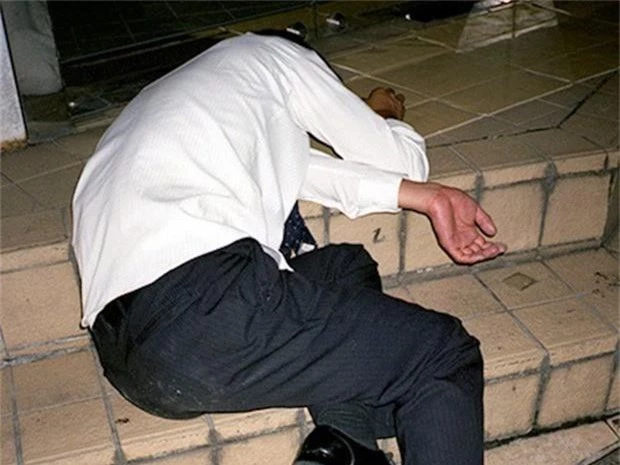  Chùm ảnh về các doanh nhân ngủ trên đường phố mô tả chân thực về văn hóa làm việc khắc nghiệt nhất thế giới của Nhật Bản - Ảnh 29.