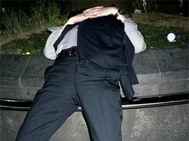  Chùm ảnh về các doanh nhân ngủ trên đường phố mô tả chân thực về văn hóa làm việc khắc nghiệt nhất thế giới của Nhật Bản - Ảnh 33.