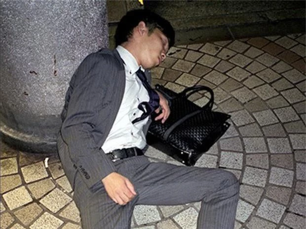  Chùm ảnh về các doanh nhân ngủ trên đường phố mô tả chân thực về văn hóa làm việc khắc nghiệt nhất thế giới của Nhật Bản - Ảnh 37.