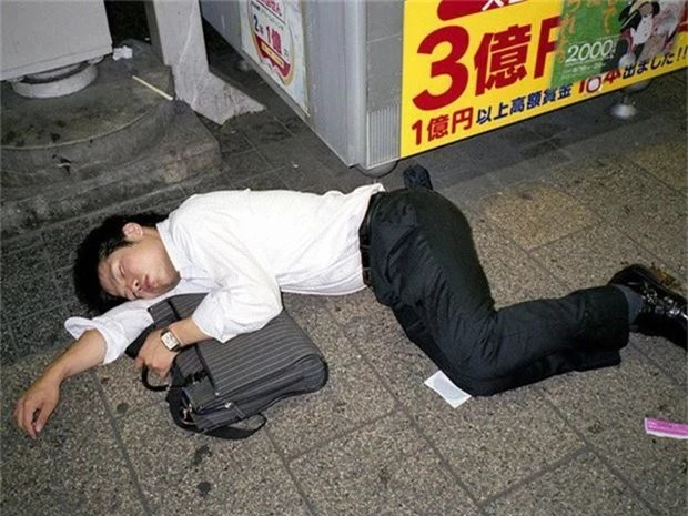  Chùm ảnh về các doanh nhân ngủ trên đường phố mô tả chân thực về văn hóa làm việc khắc nghiệt nhất thế giới của Nhật Bản - Ảnh 39.