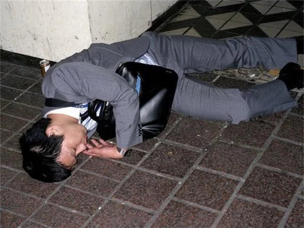  Chùm ảnh về các doanh nhân ngủ trên đường phố mô tả chân thực về văn hóa làm việc khắc nghiệt nhất thế giới của Nhật Bản - Ảnh 41.
