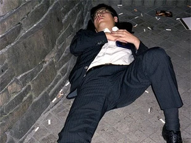  Chùm ảnh về các doanh nhân ngủ trên đường phố mô tả chân thực về văn hóa làm việc khắc nghiệt nhất thế giới của Nhật Bản - Ảnh 44.
