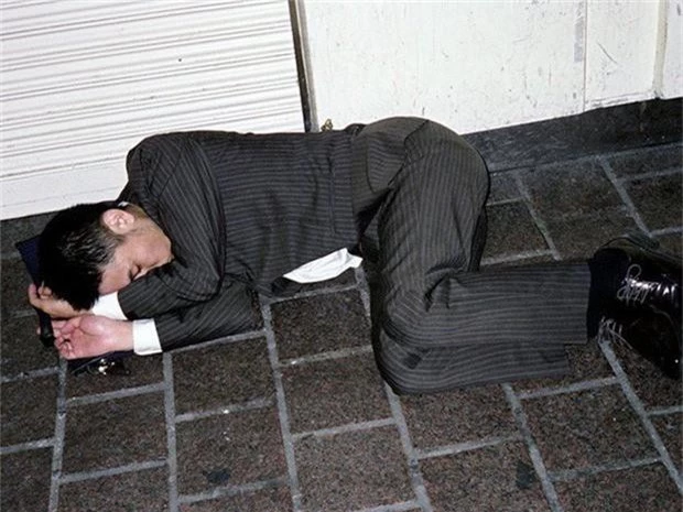  Chùm ảnh về các doanh nhân ngủ trên đường phố mô tả chân thực về văn hóa làm việc khắc nghiệt nhất thế giới của Nhật Bản - Ảnh 47.