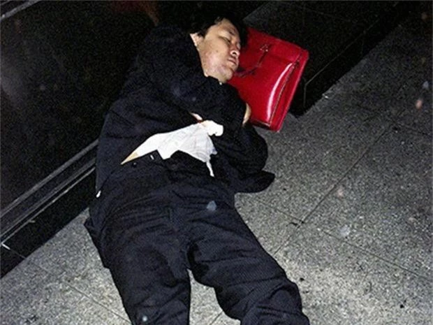 Chùm ảnh về các doanh nhân ngủ trên đường phố mô tả chân thực về văn hóa làm việc khắc nghiệt nhất thế giới của Nhật Bản - Ảnh 5.