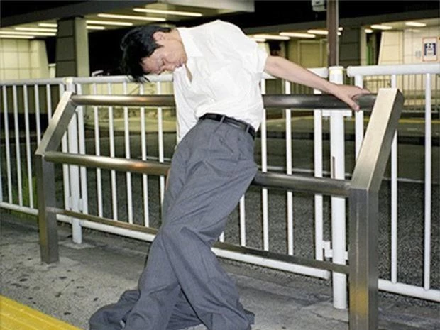  Chùm ảnh về các doanh nhân ngủ trên đường phố mô tả chân thực về văn hóa làm việc khắc nghiệt nhất thế giới của Nhật Bản - Ảnh 7.