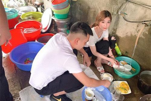 Dân mạng tấm tắc khen cô gái ngồi rửa đống bát đĩa xinh đẹp, hành động của chàng trai ngồi cùng lại còn gây chú ý hơn