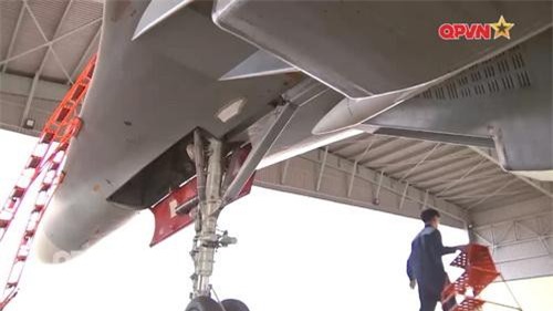 Tiêm kích Su-30MK2 Việt Nam đeo tên lửa R-77 trực tác chiến phòng không