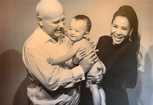 Cuối cùng Thu Minh cũng công khai ảnh rõ mặt con trai đầu lòng với chồng Tây sau thời gian dài giấu kỹ