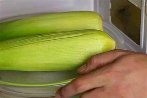 Không cần nước, làm theo cách này chỉ trong 3 phút có ngay món ngô luộc nóng hổi, thơm ngon