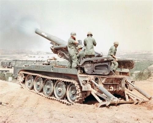 Pháo tự hành M110 đang tác xạ trên chiến trường Việt Nam. Ảnh: War History Online.