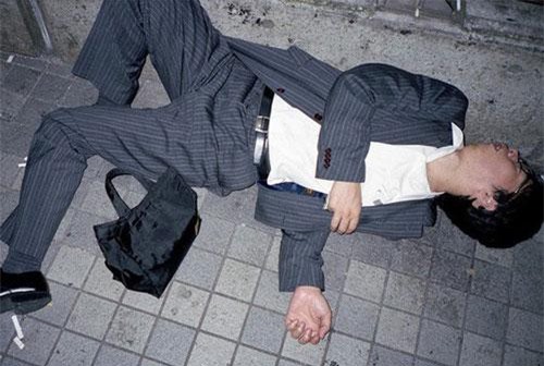 Chùm ảnh về các doanh nhân ngủ trên đường phố mô tả chân thực về văn hóa làm việc khắc nghiệt nhất thế giới của Nhật Bản