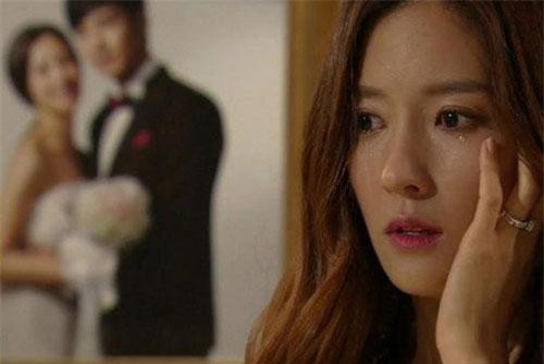 Đêm tân hôn, người yêu cũ nhắn tin cho chồng tôi với nội dung 'xóc óc'